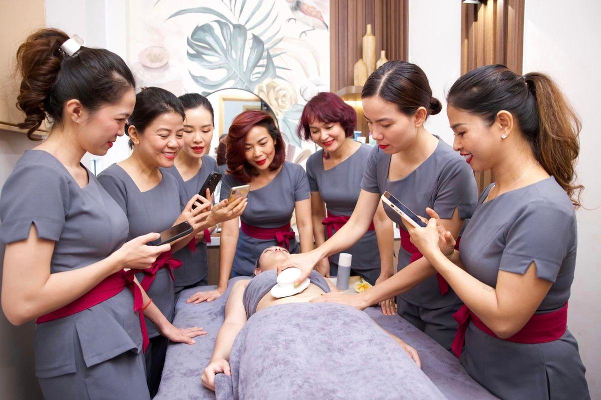 Đội ngũ chuyên gia và chủ spa đầy trách nhiệm